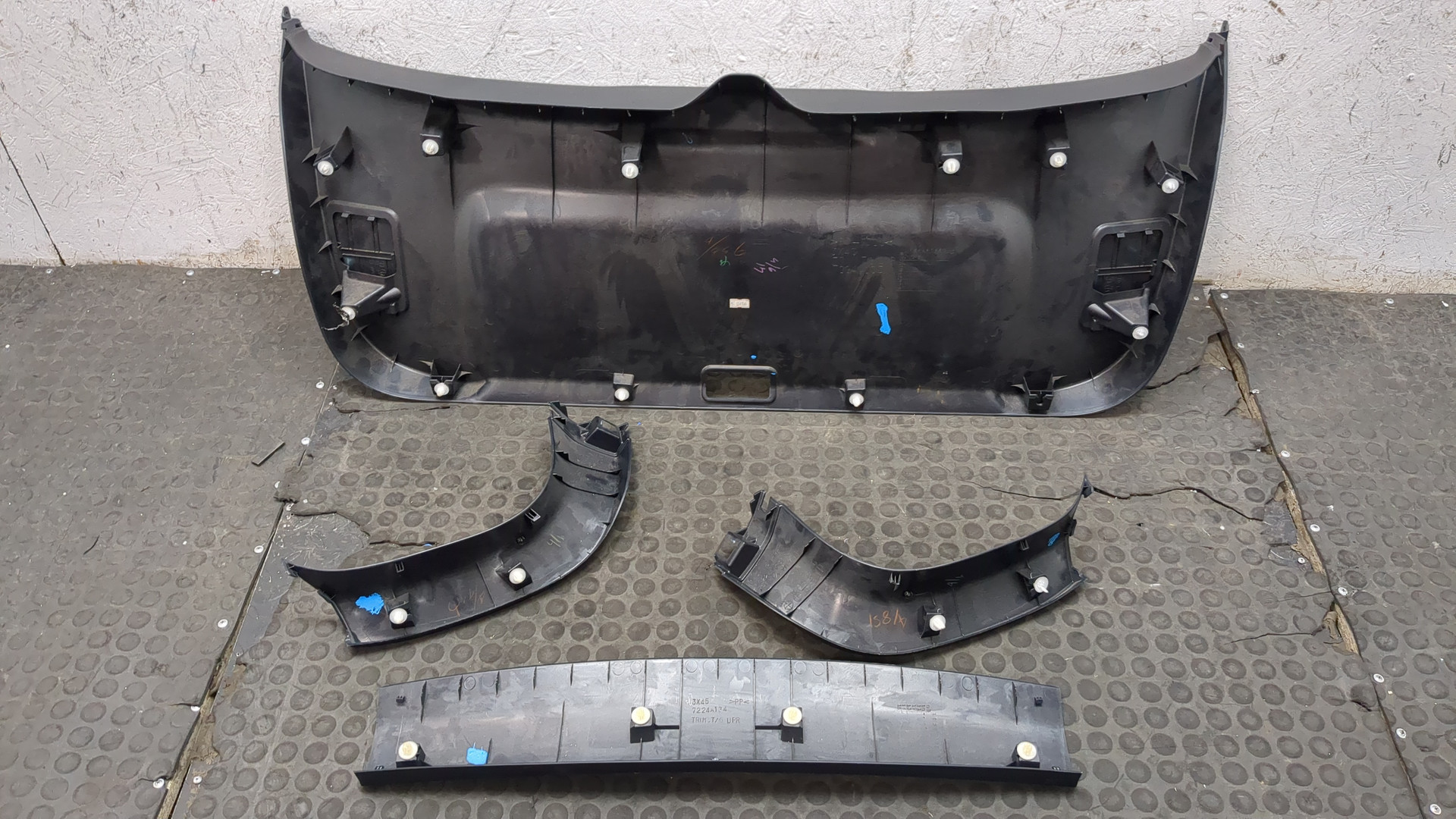 Обшивка двери багажника