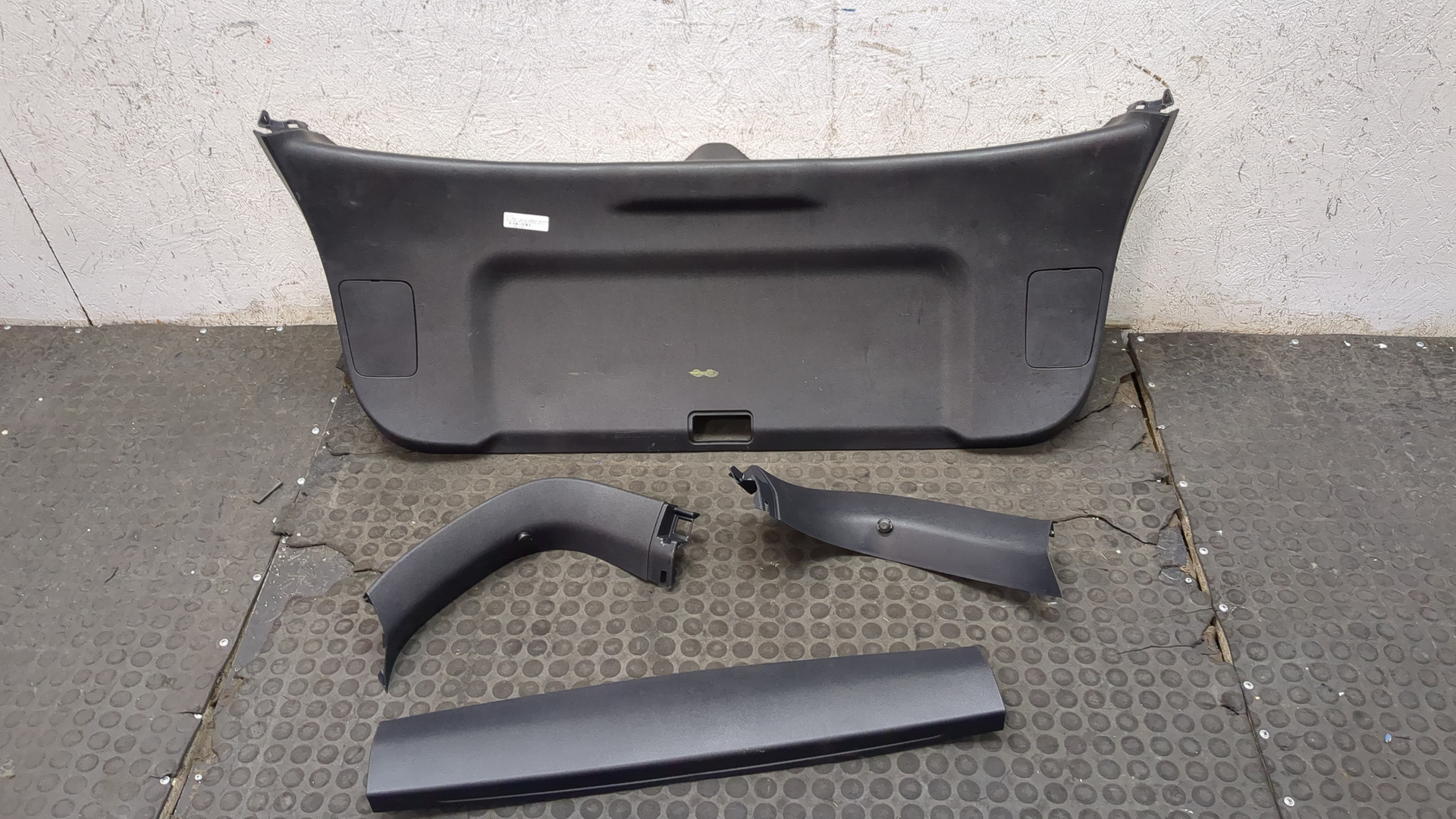 Обшивка двери багажника