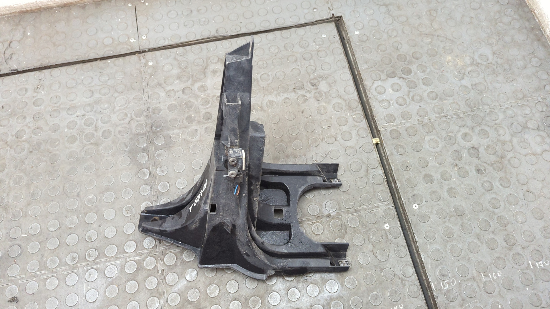 Кронштейн фар правый