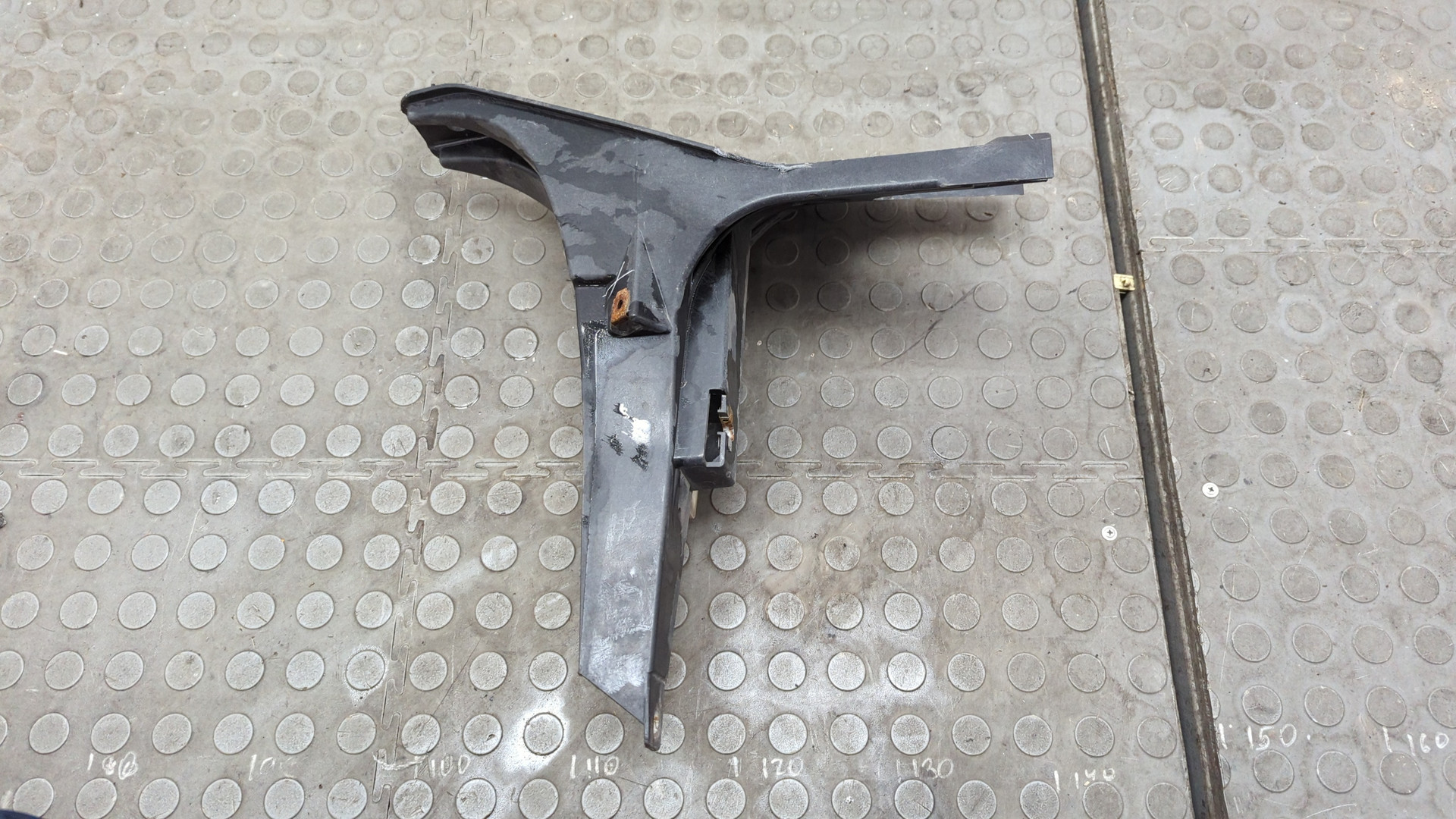 Кронштейн фар правый