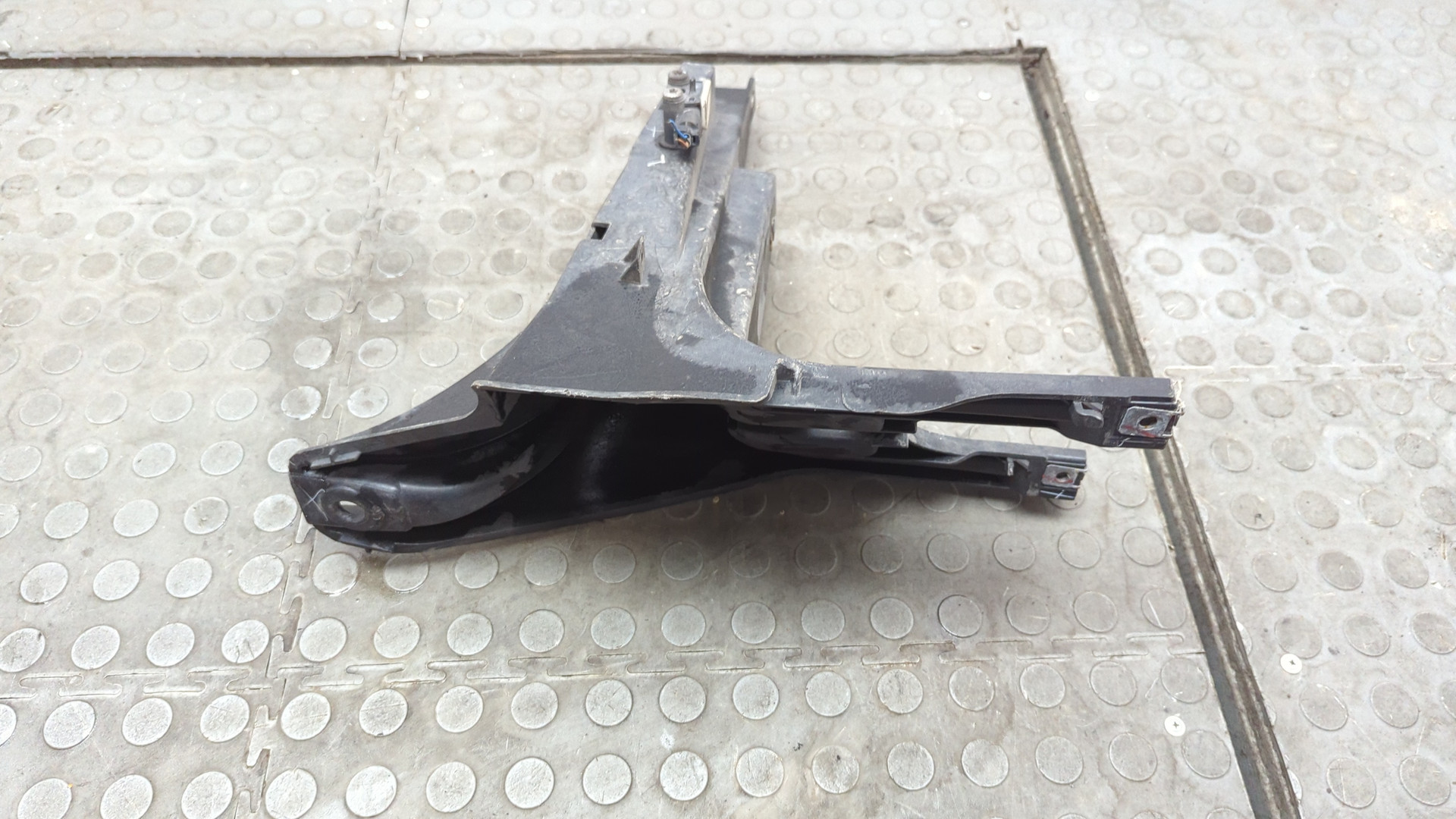 Кронштейн фар правый