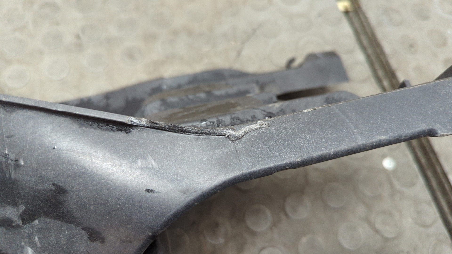 Кронштейн фар правый