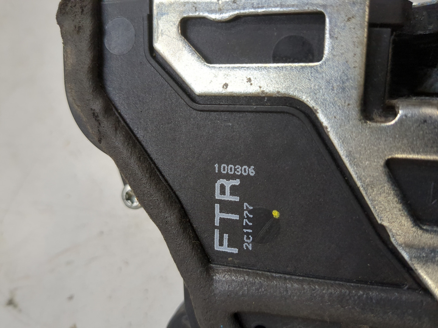 Замок двери передней правой