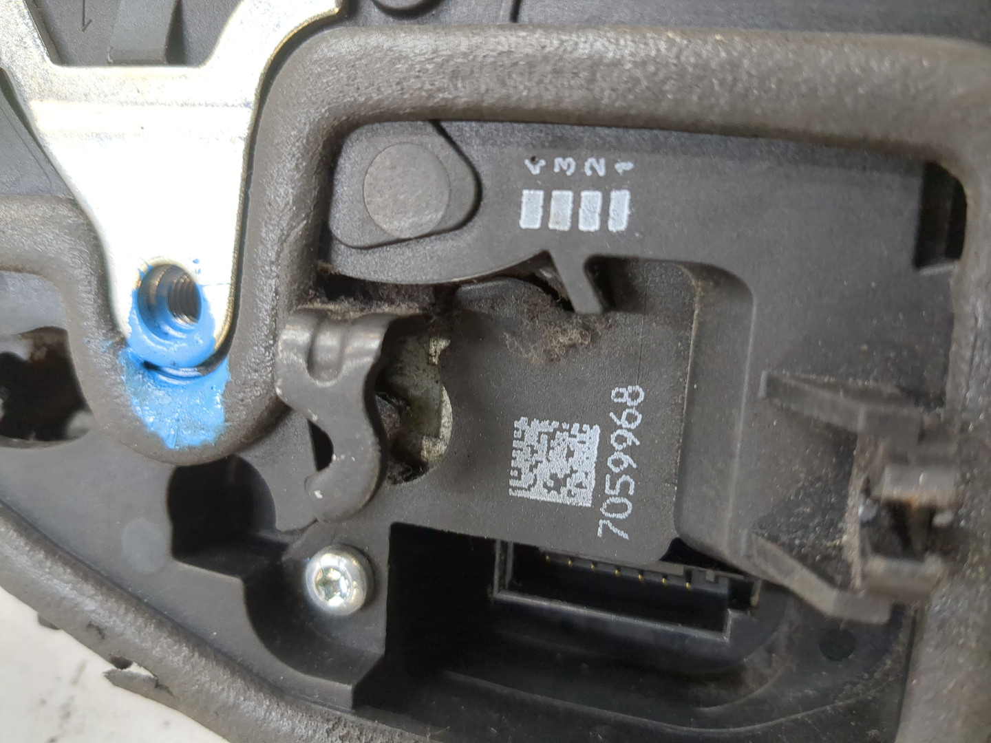 Замок двери передней правой