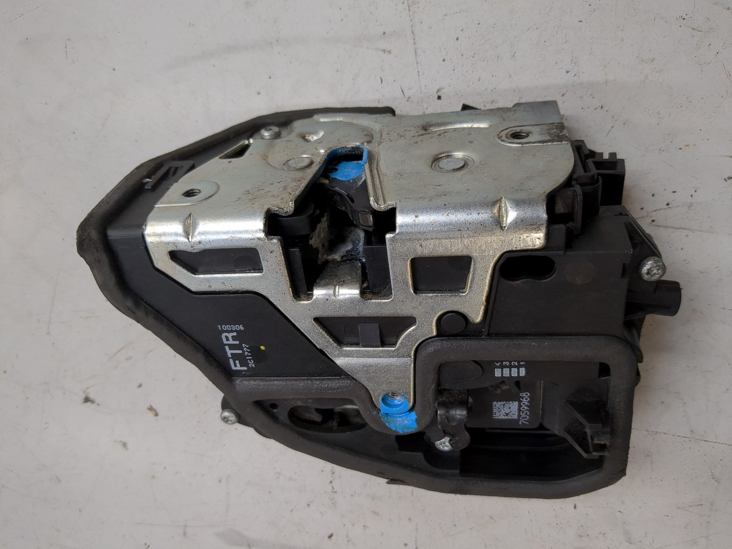 Замок двери передней правой