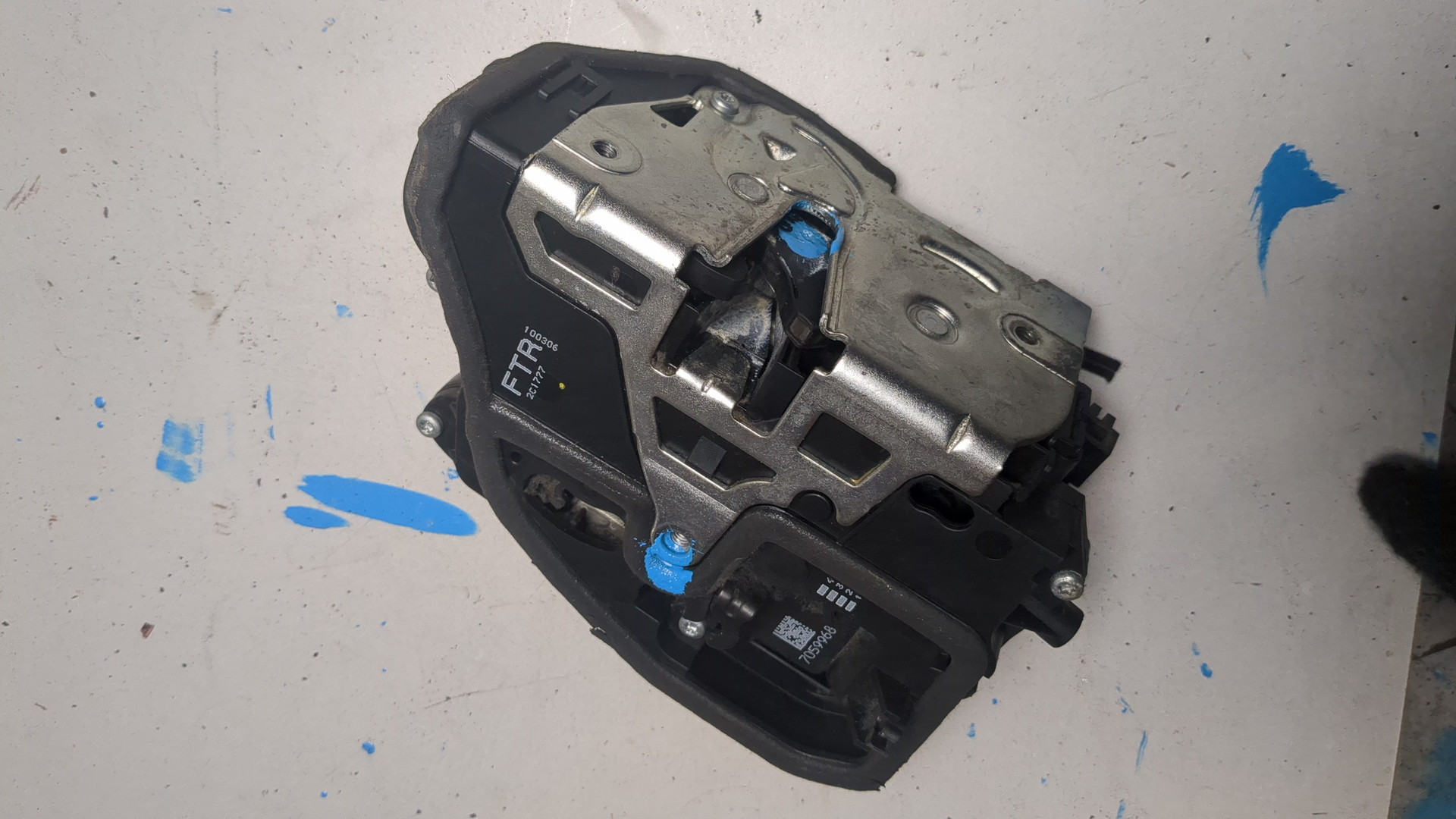 Замок двери передней правой