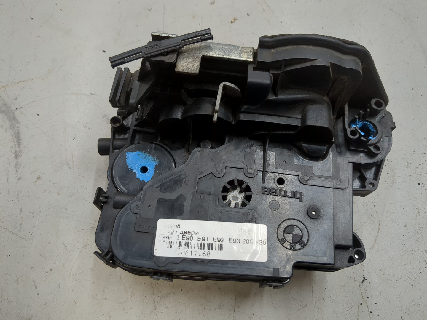 Замок двери передней правой