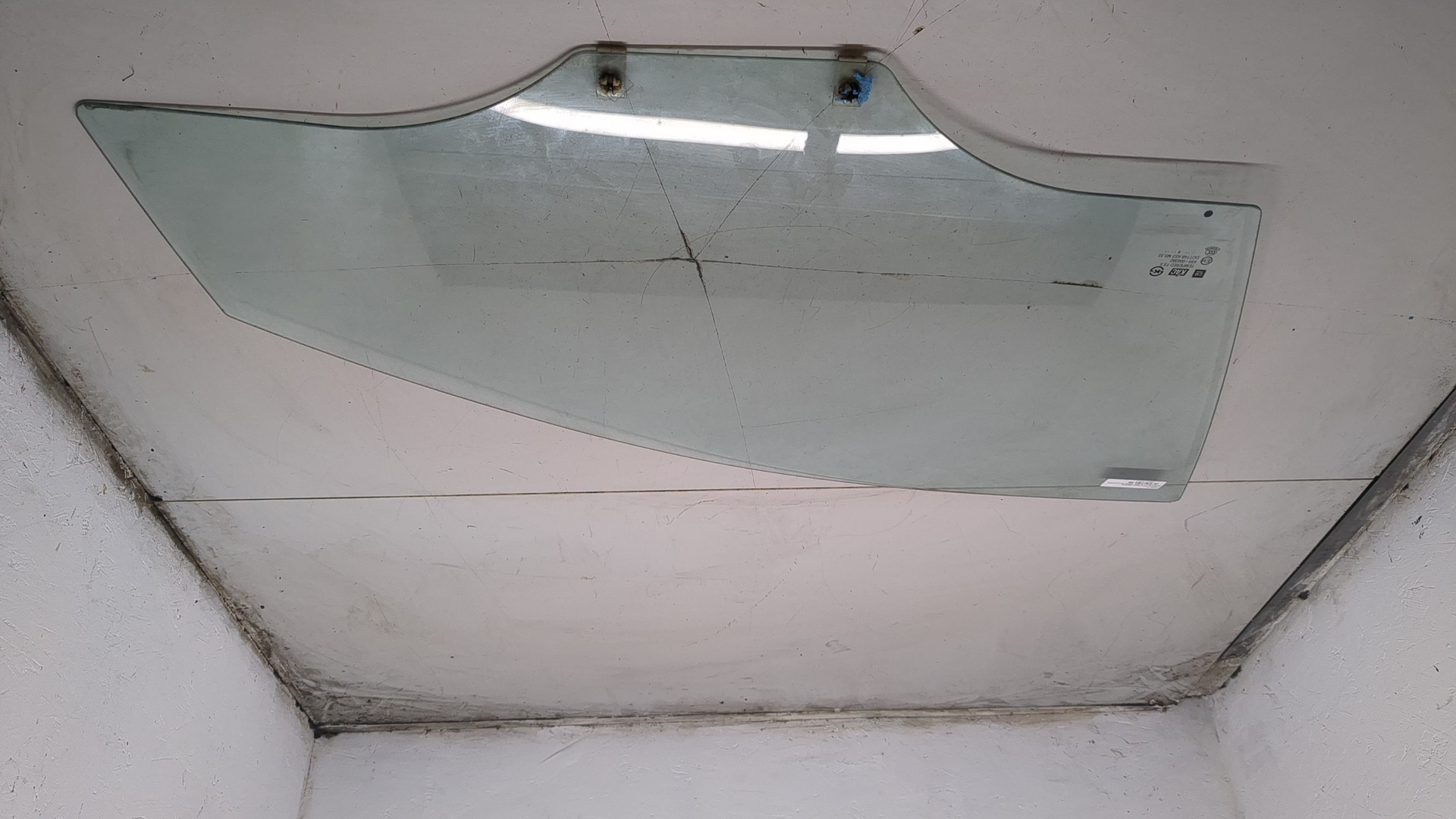 Стекло двери передней правой