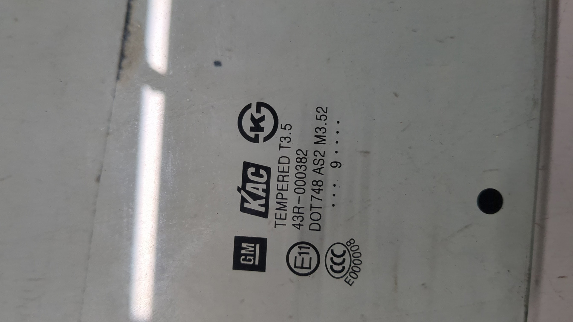 Стекло двери передней правой