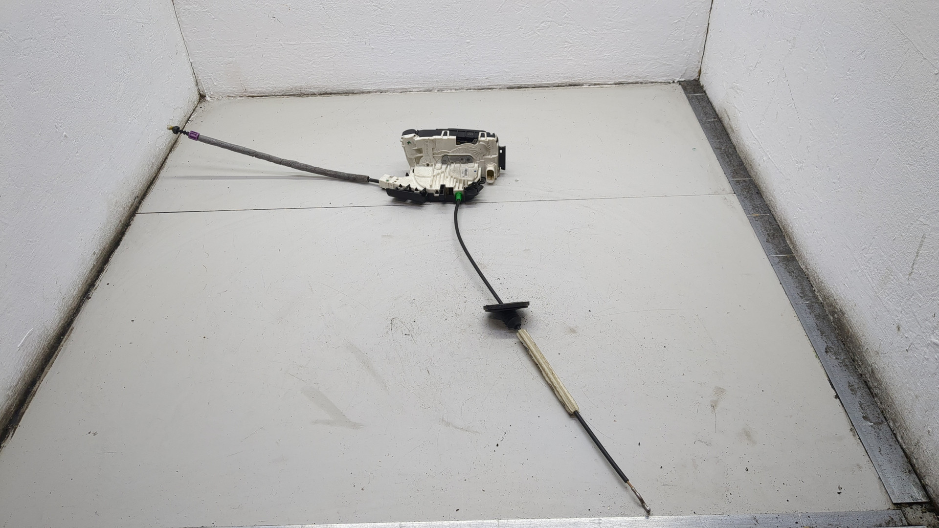 Замок двери передней правой