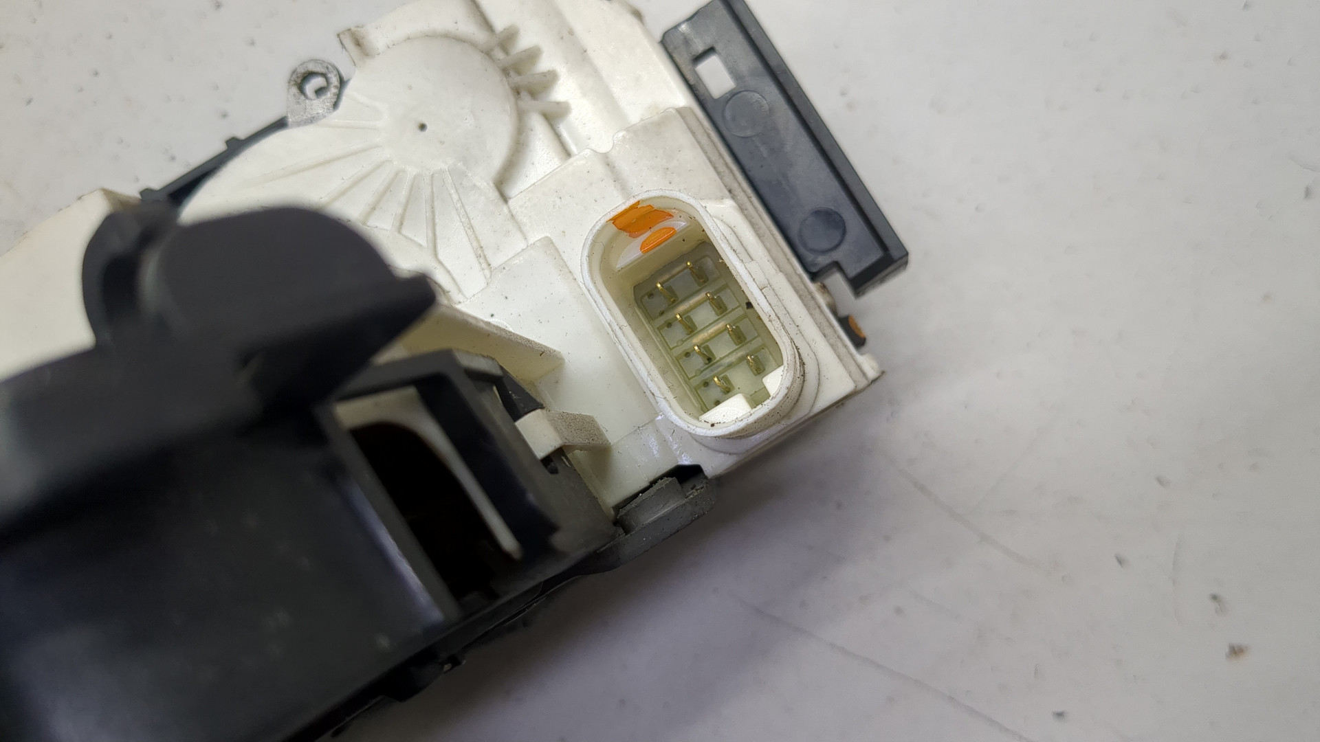 Замок двери передней правой