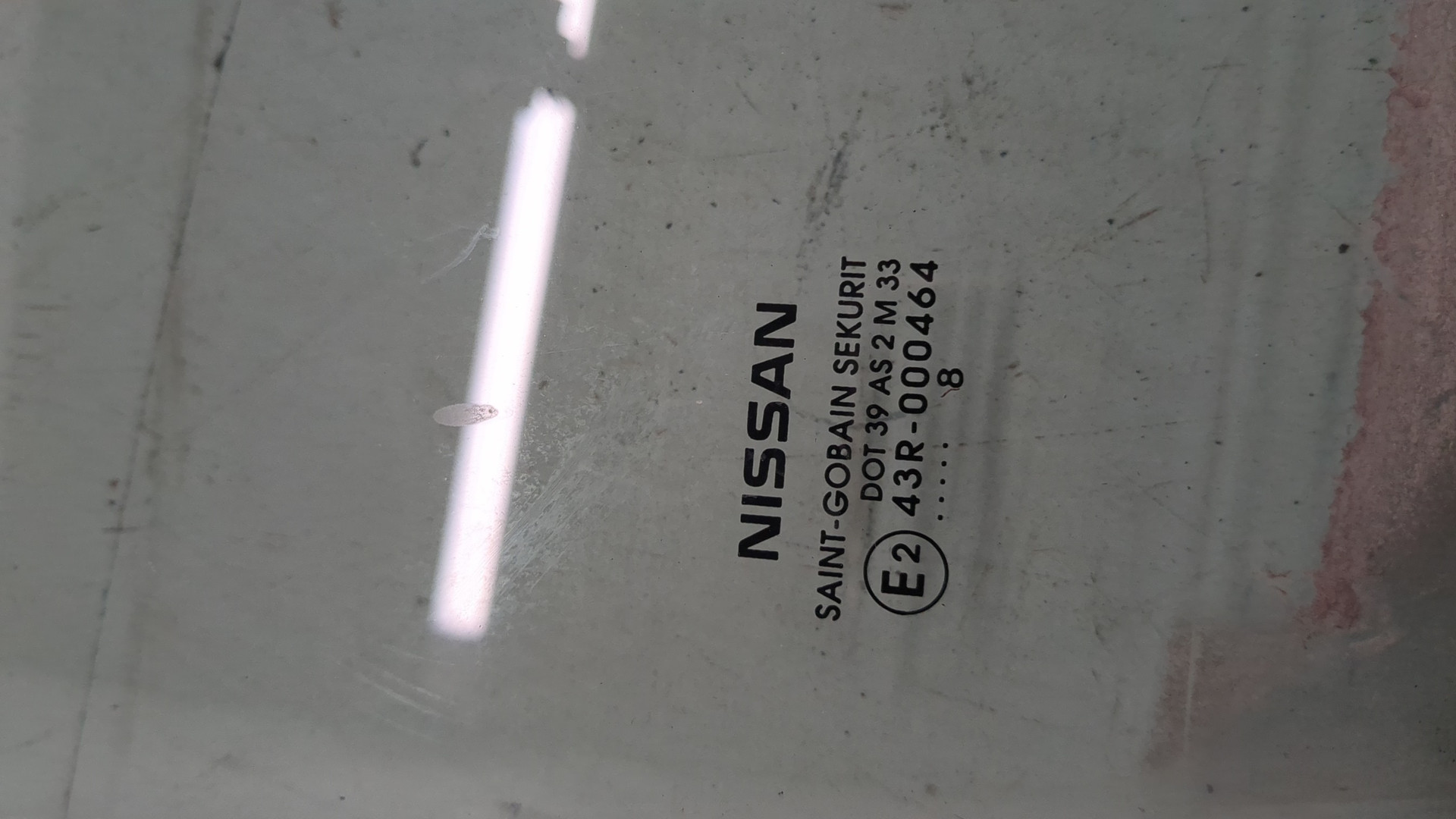 Стекло двери передней правой