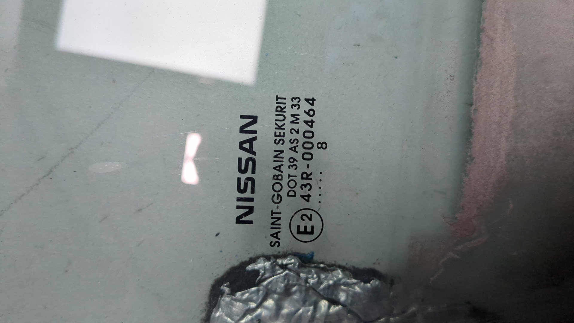 Стекло двери передней правой