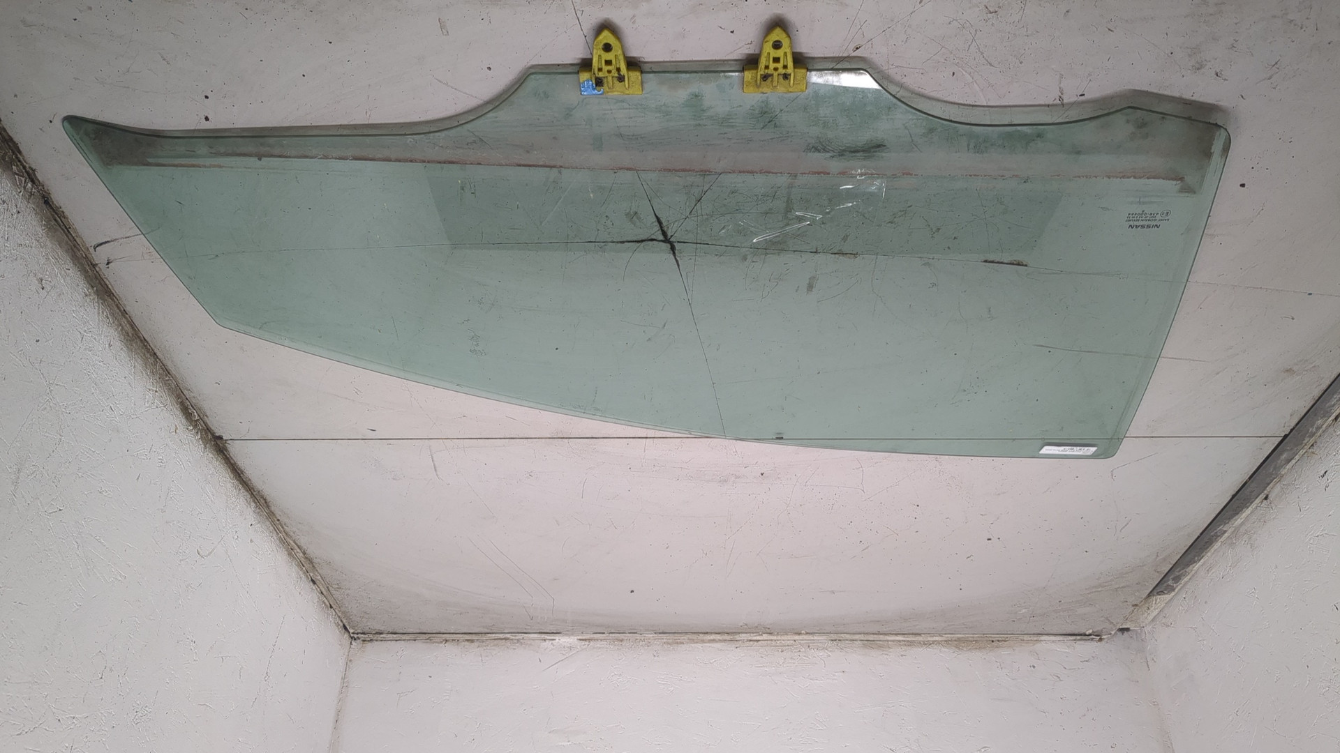 Стекло двери передней правой