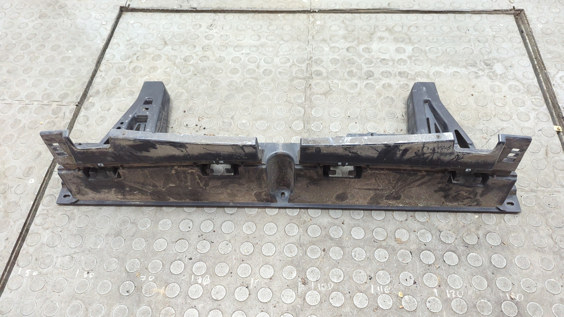 Кронштейн заднего бампера