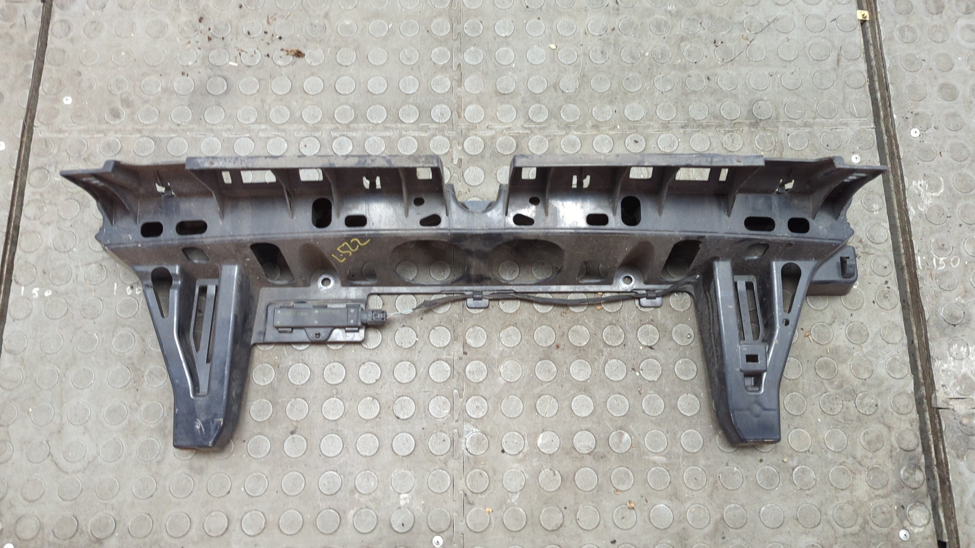 Кронштейн заднего бампера