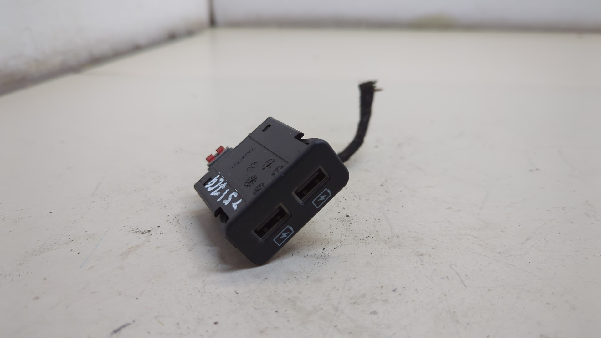 Гнездо AUX / USB IN