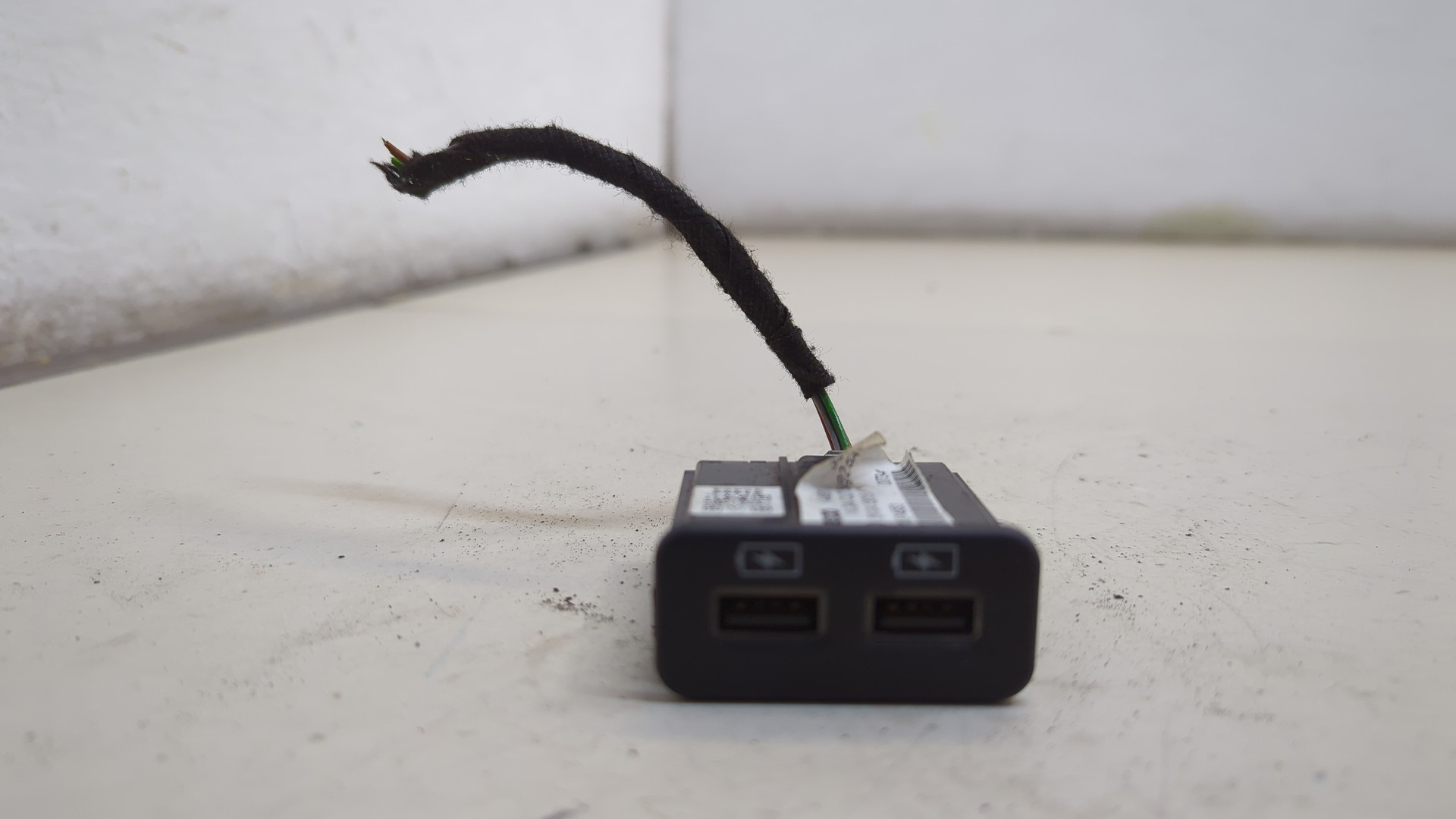 Гнездо AUX / USB IN