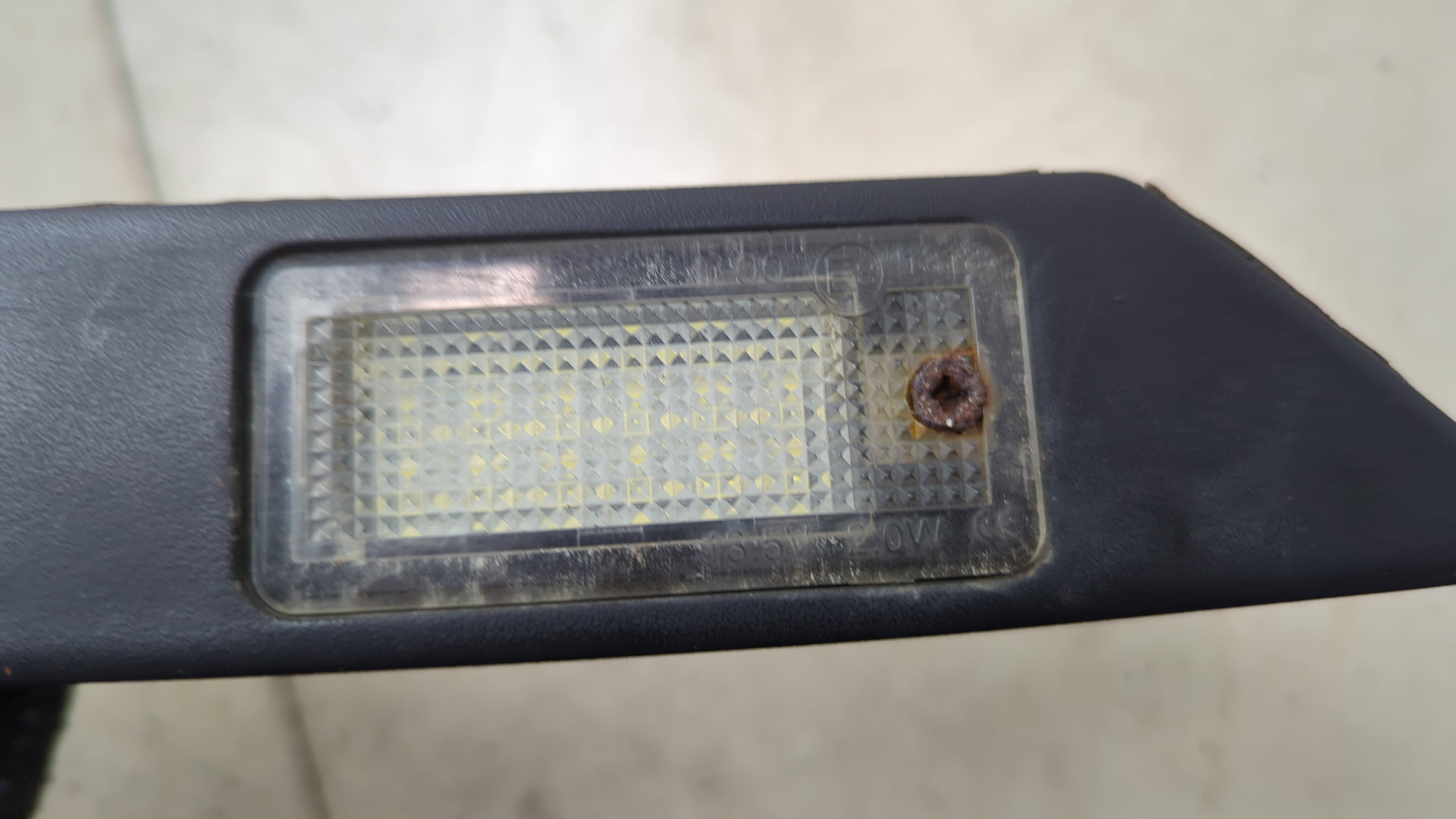 Фонарь подсветки номера