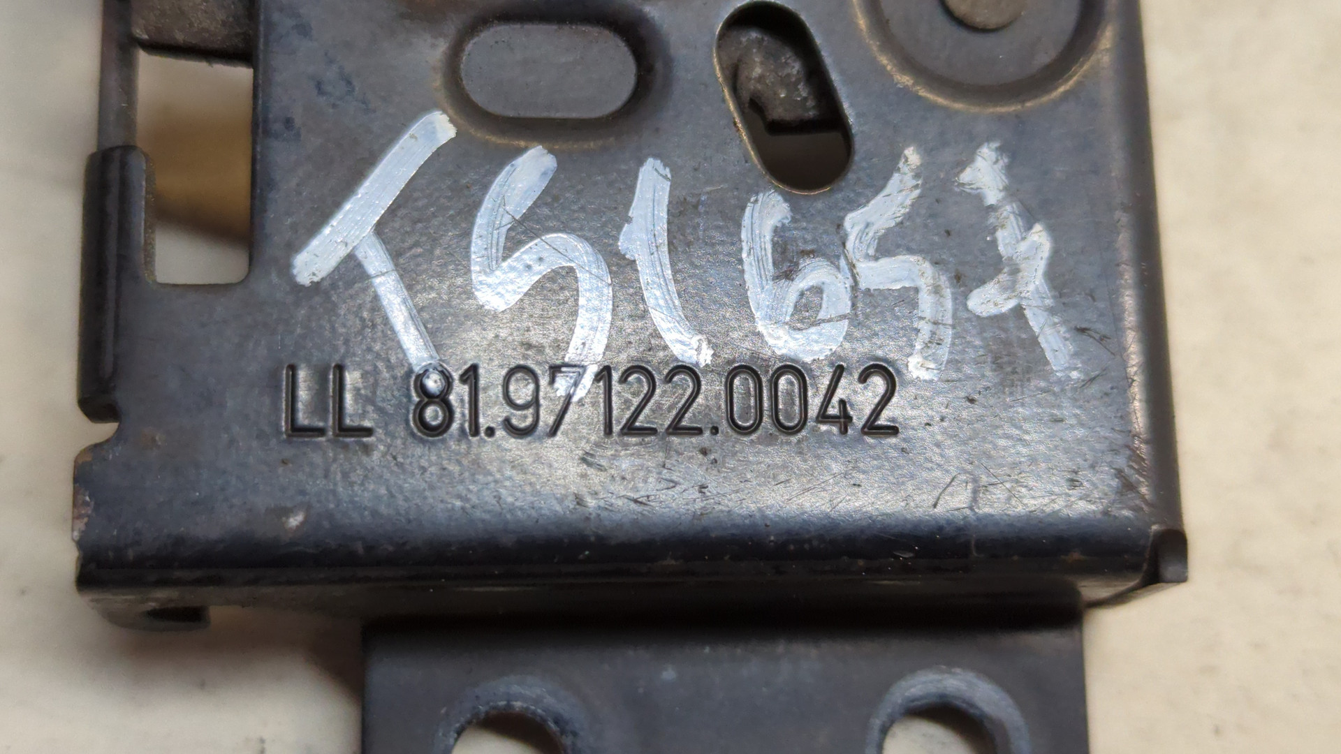 Замок капота