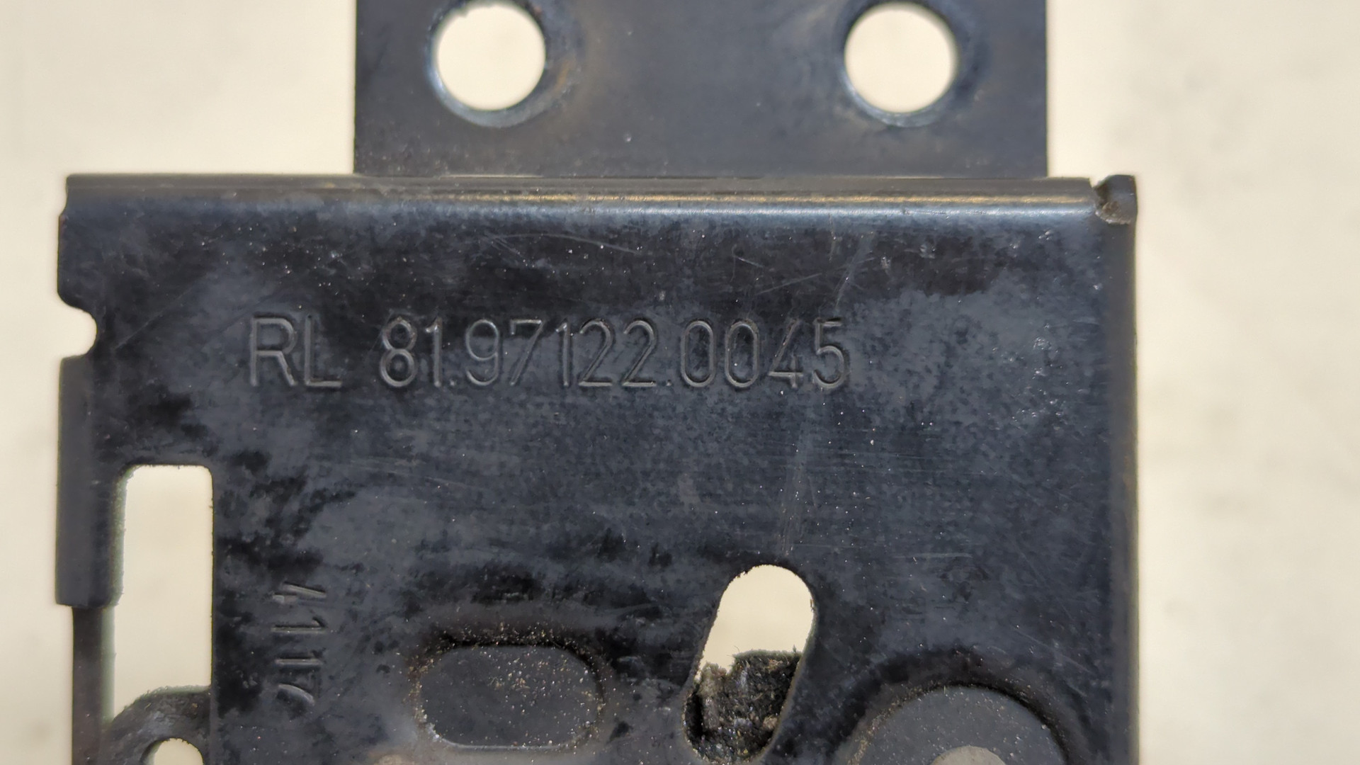 Замок капота