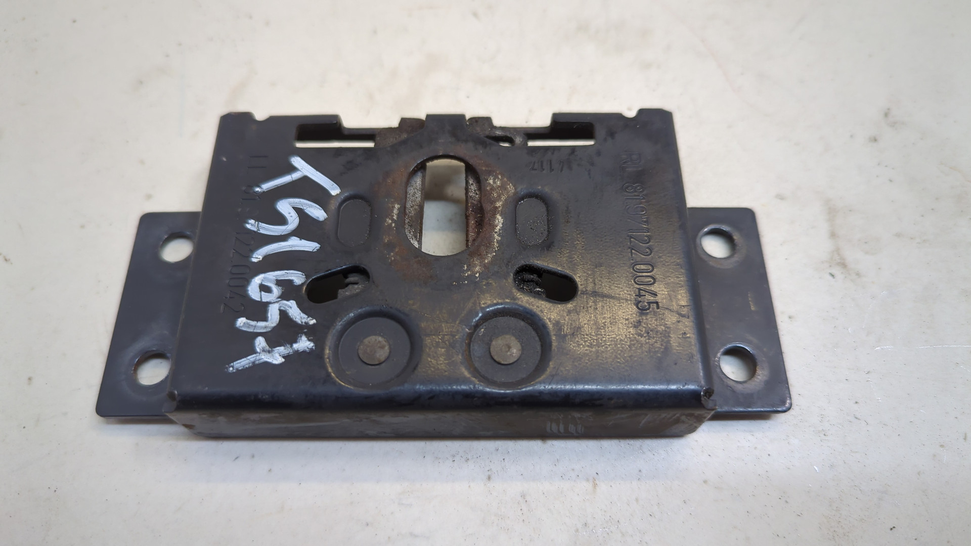 Замок капота