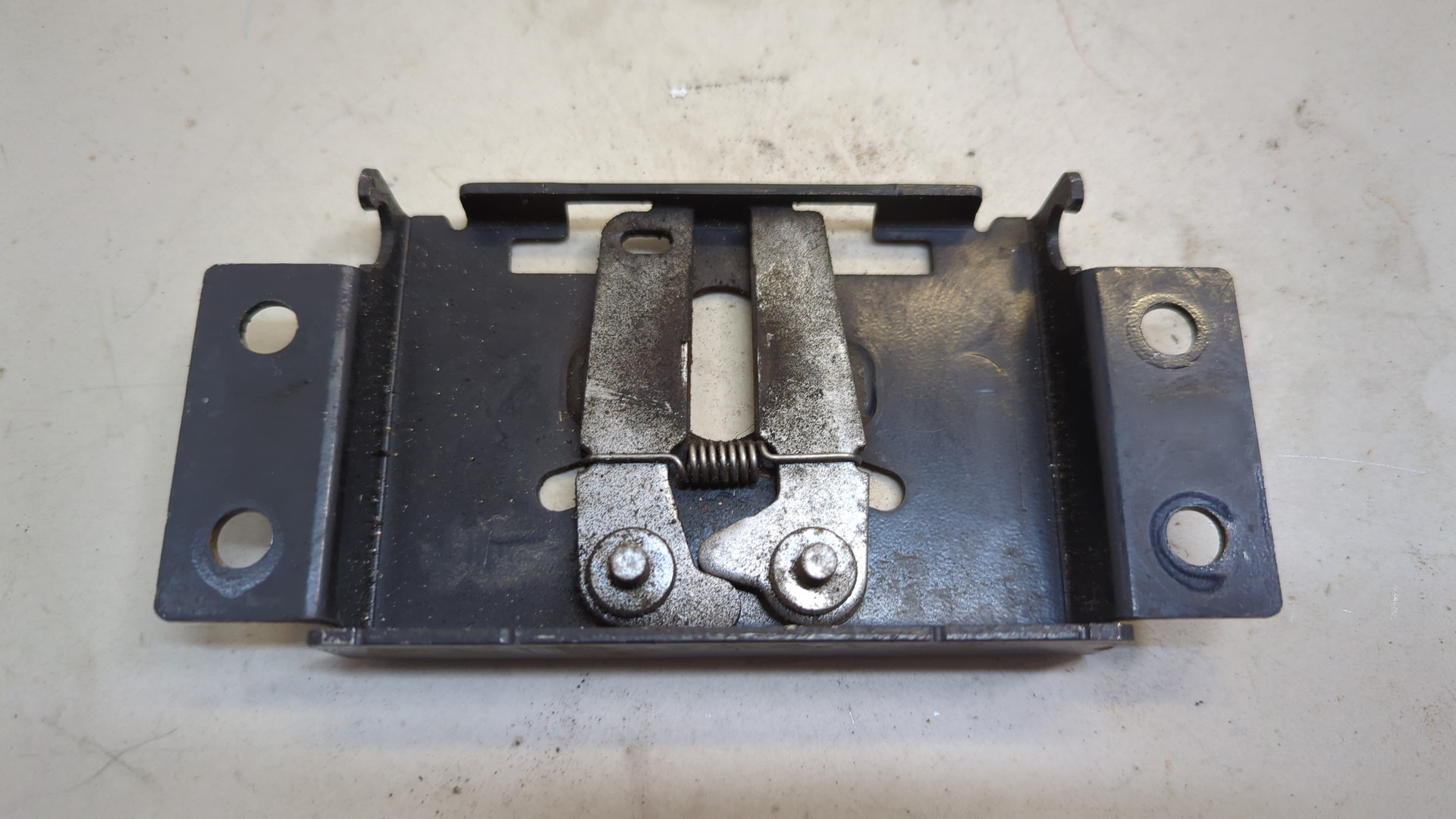 Замок капота