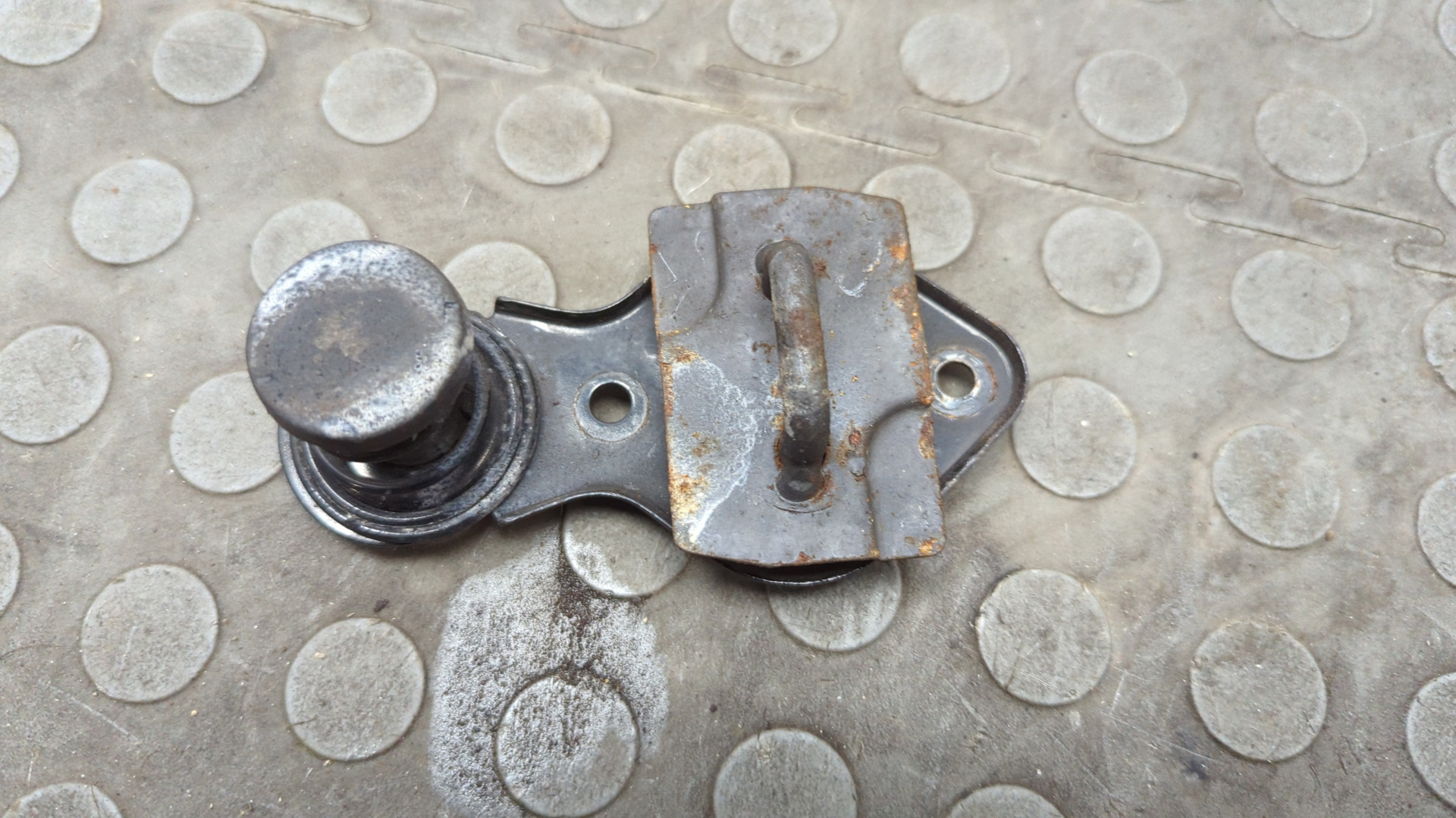 Петля капота