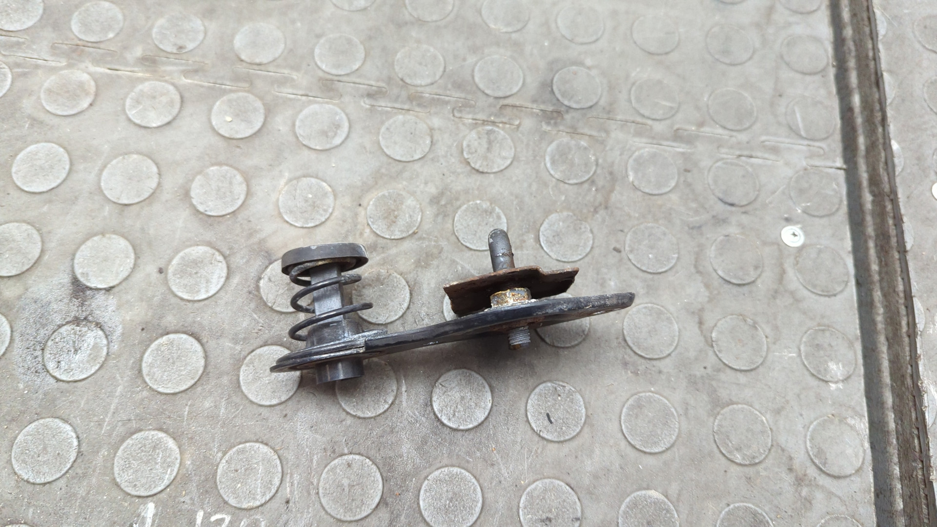 Петля капота