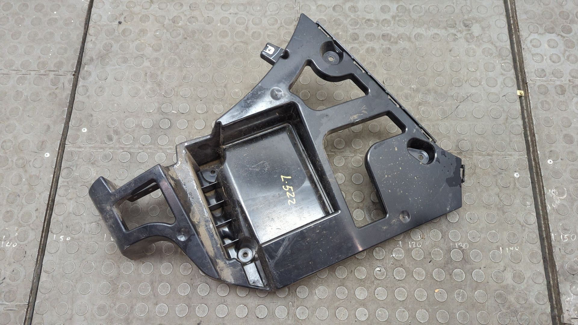 Кронштейн заднего бампера левый