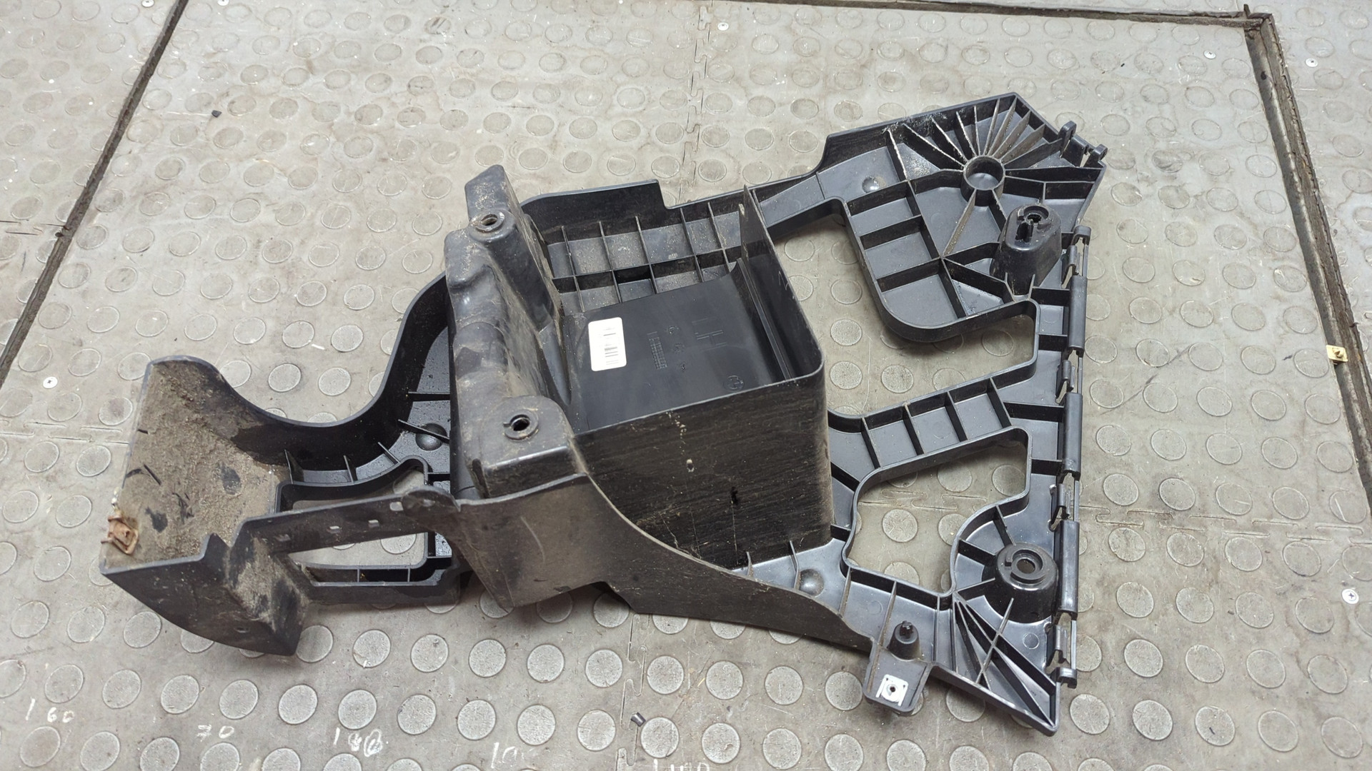 Кронштейн заднего бампера левый