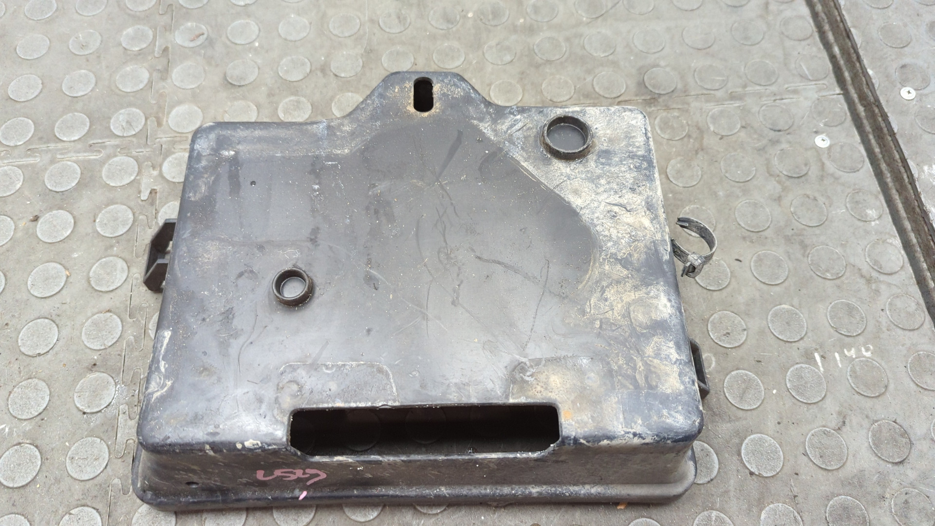 Площадка под аккумулятор (АКБ)