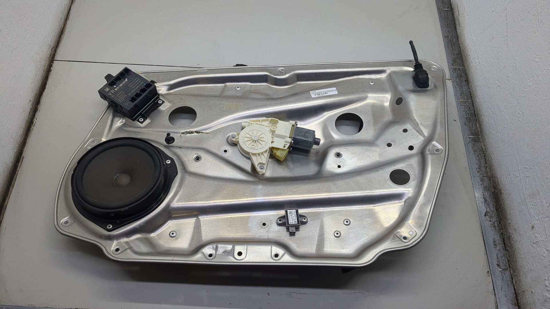 Стеклоподъемник электр. передний правый