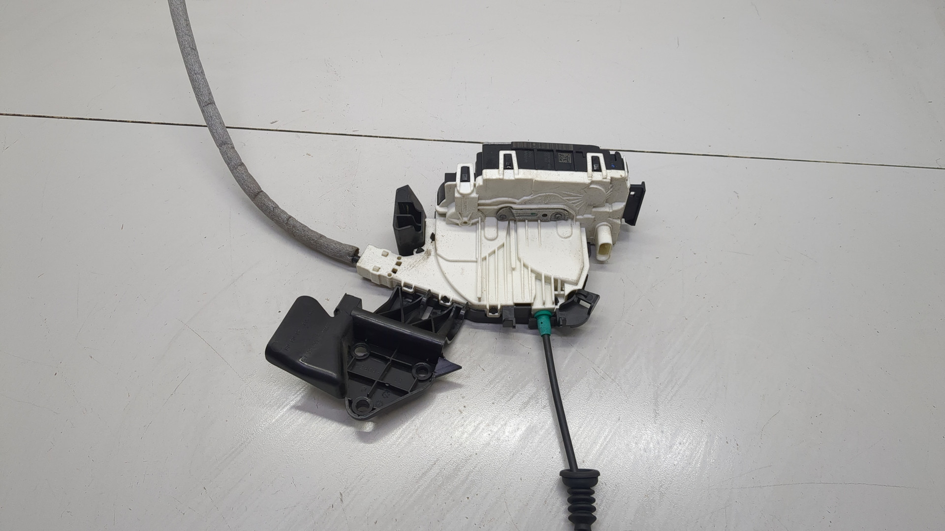 Замок двери передней правой