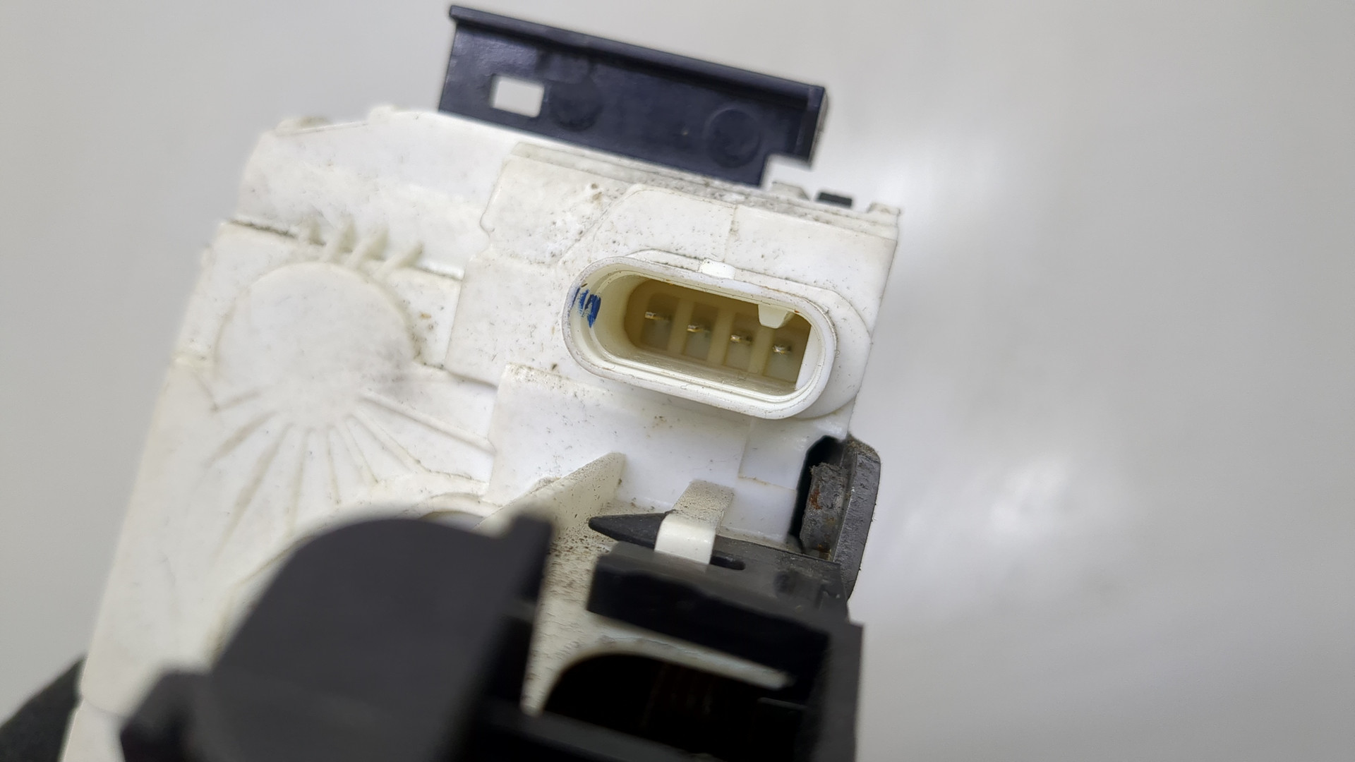 Замок двери передней правой