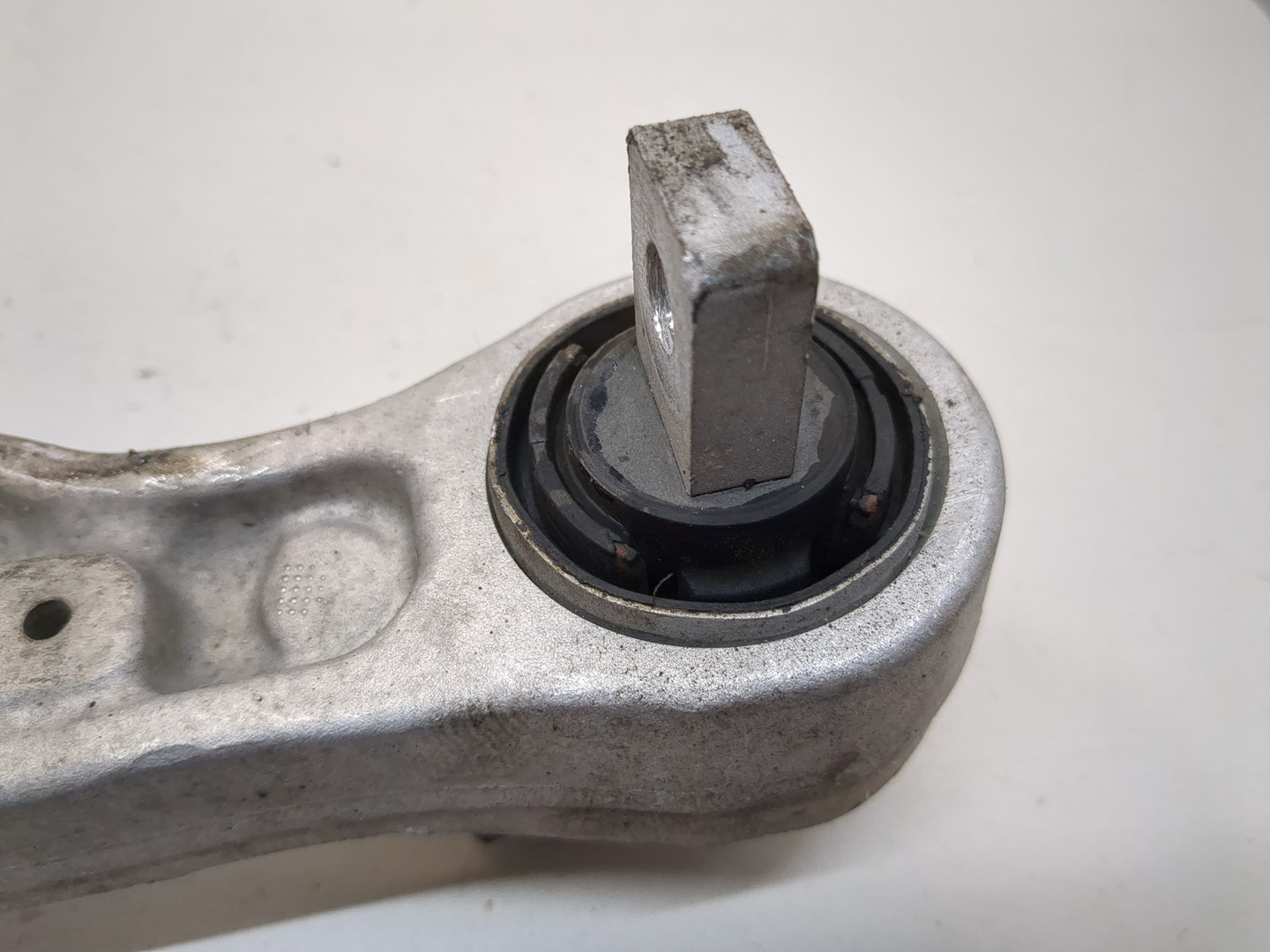 Рычаг передний левый