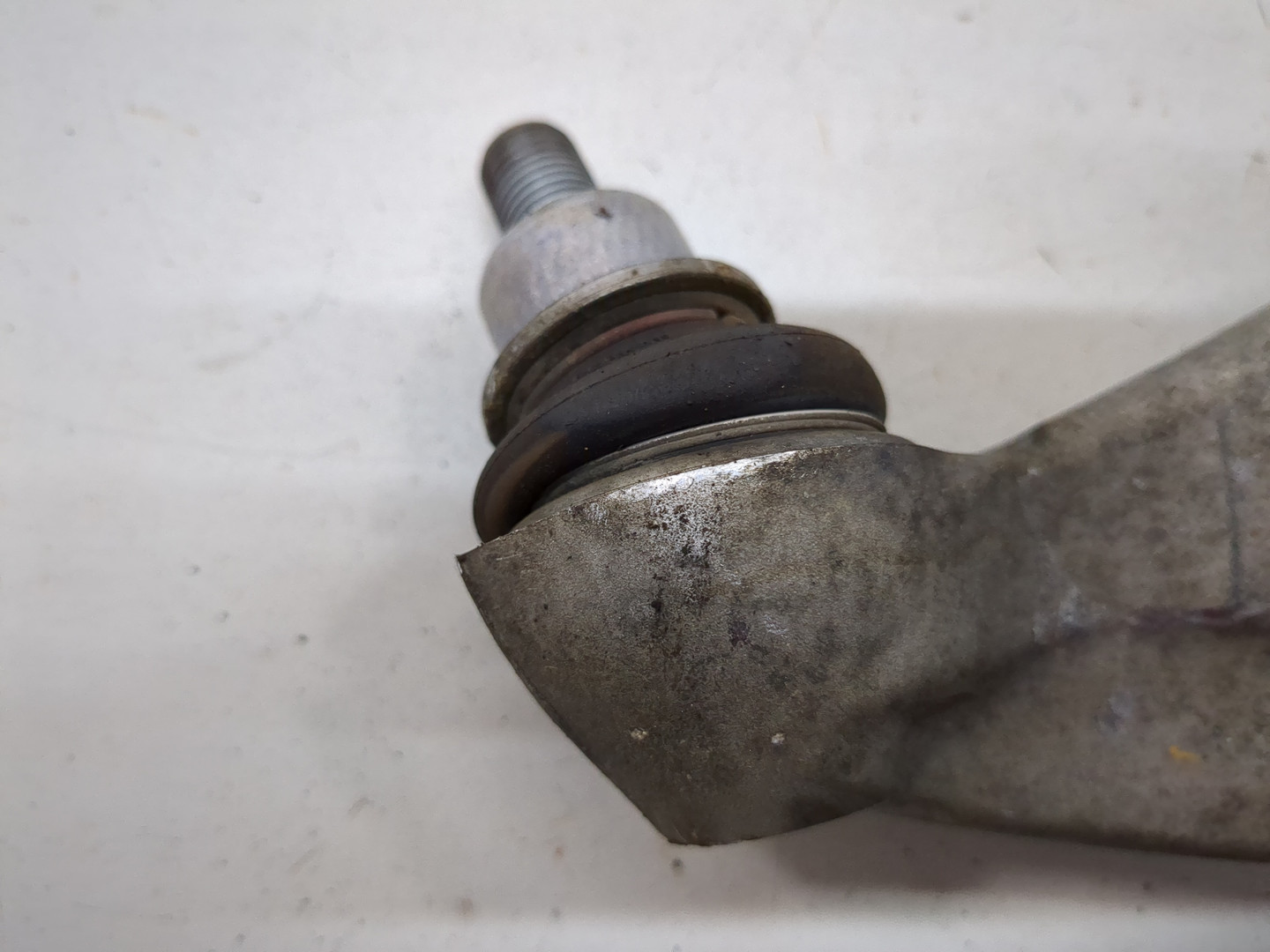 Рычаг передний левый