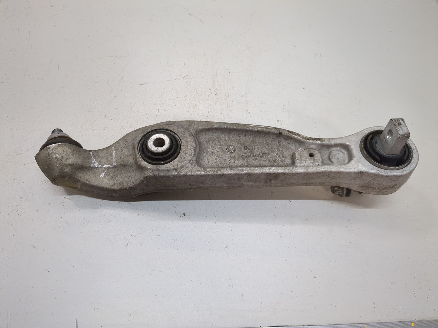 Рычаг передний левый