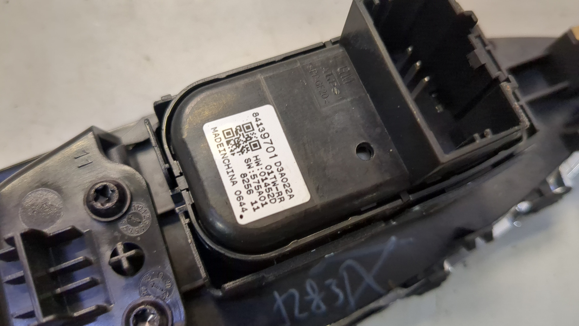 Кнопка стеклоподъемника