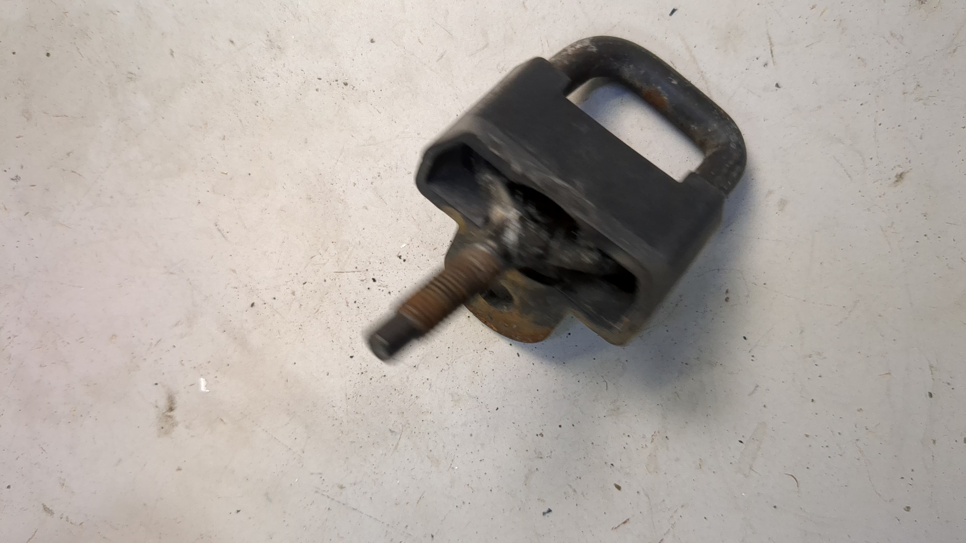 Замок капота