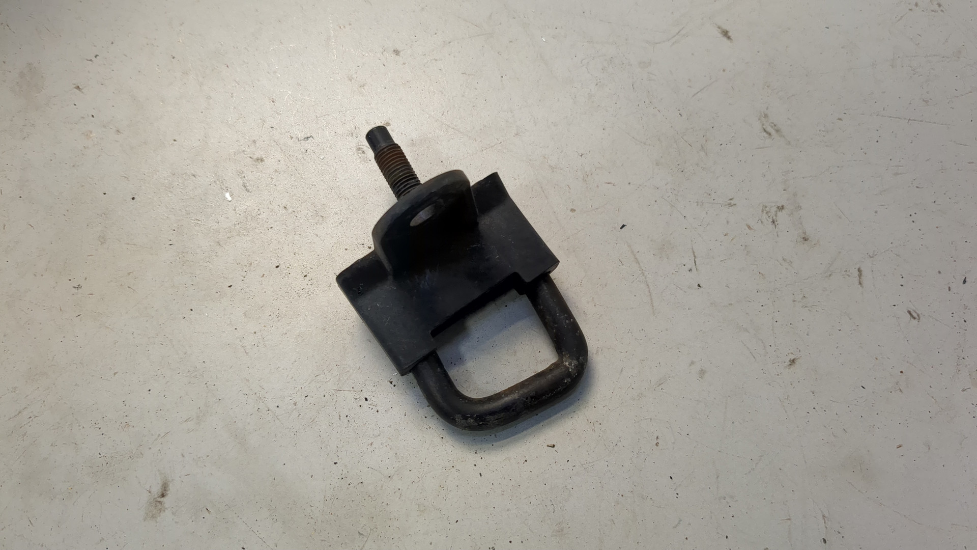 Замок капота