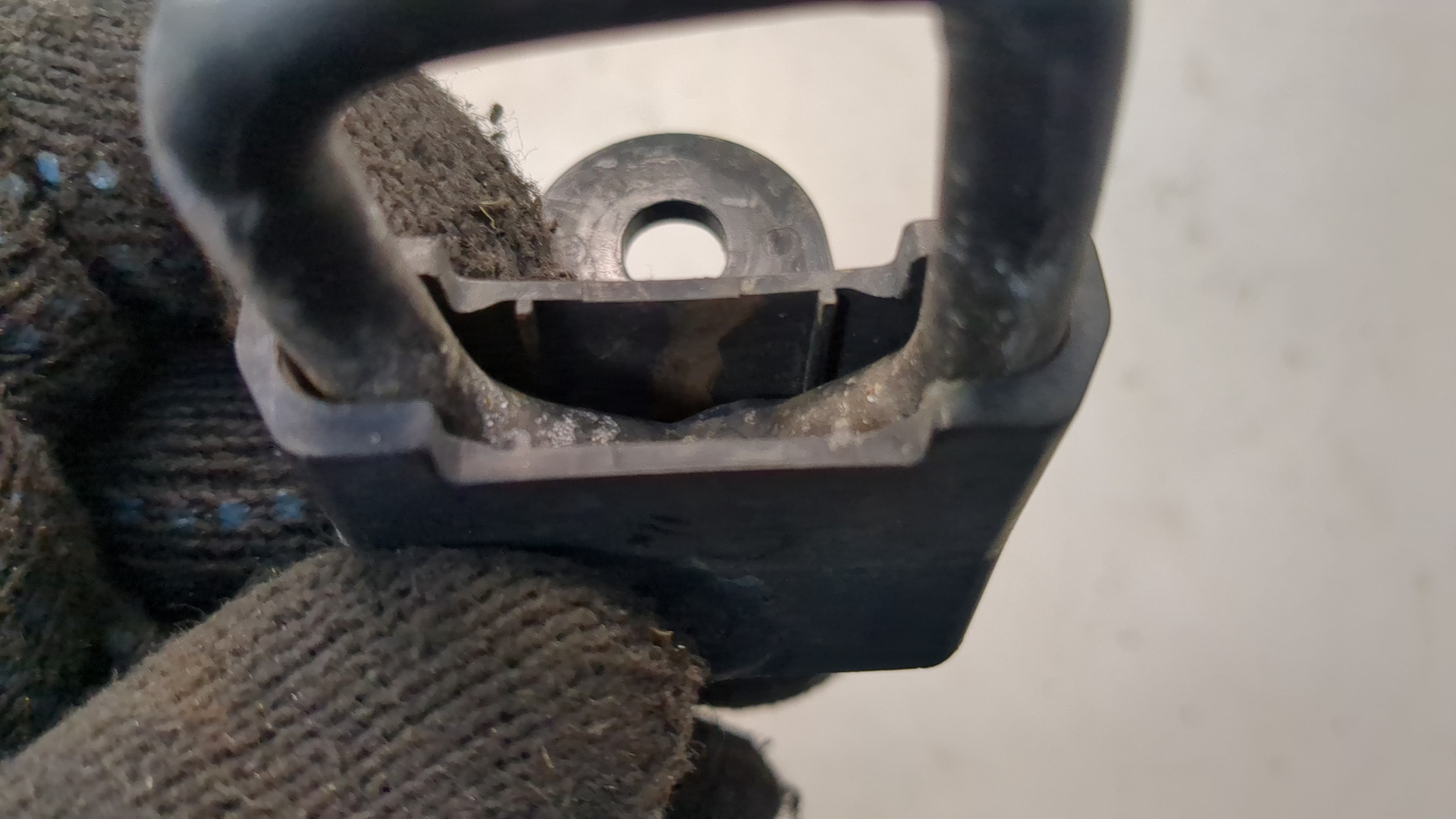 Замок капота