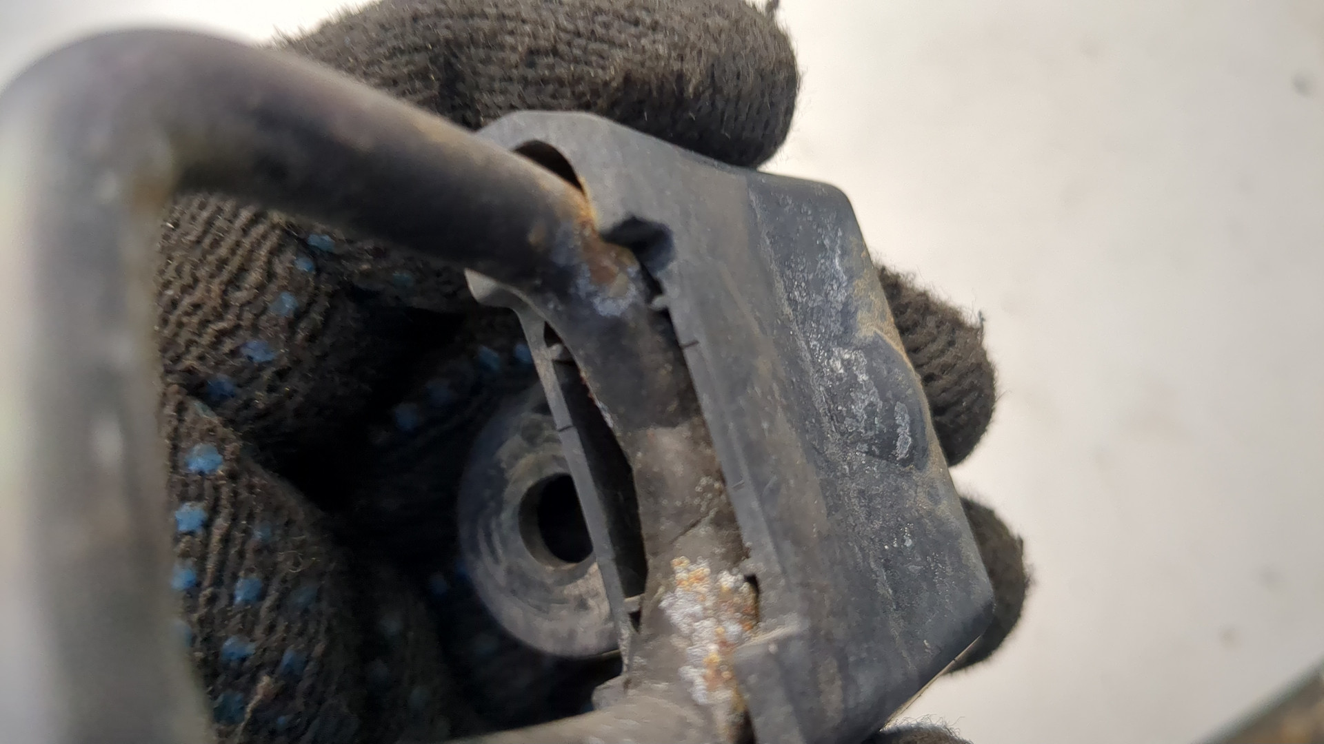 Замок капота