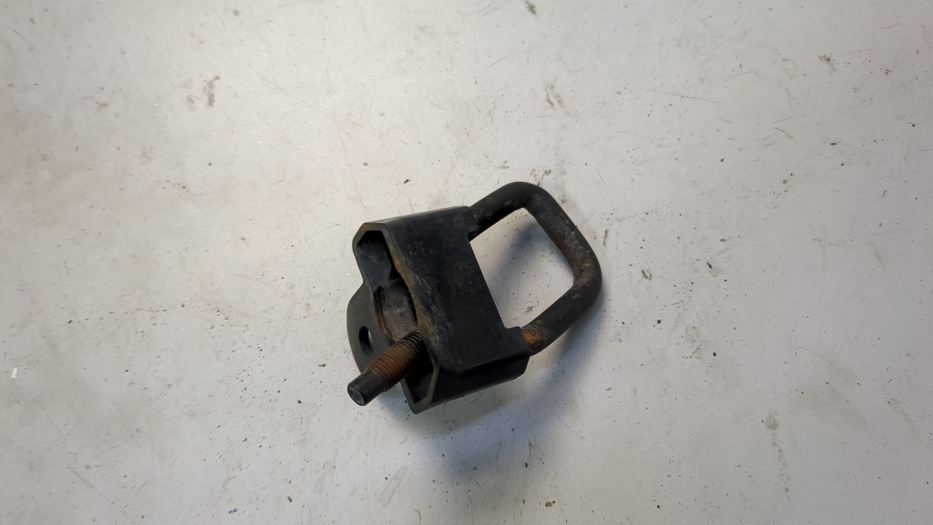 Замок капота