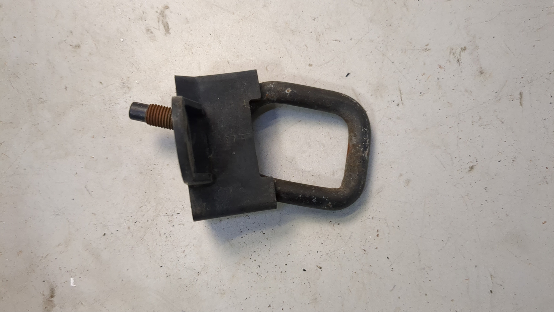 Замок капота