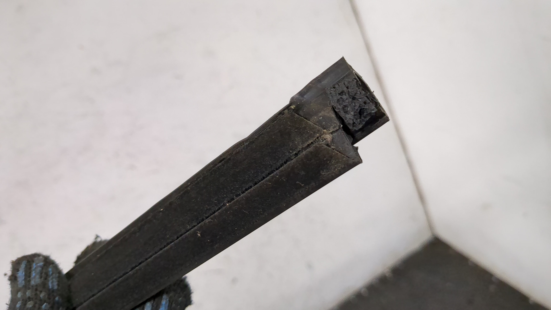 Накладка стекла переднего левого