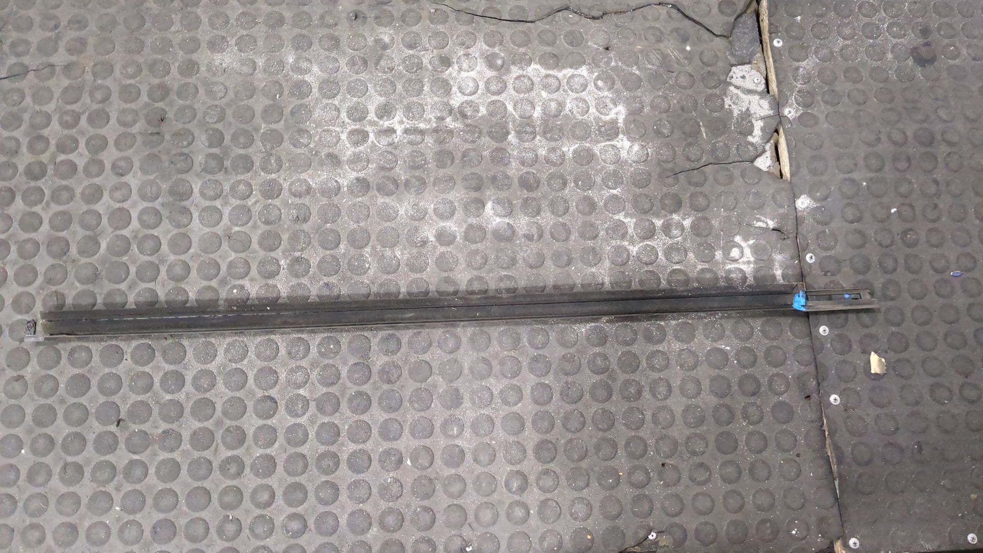 Накладка стекла переднего левого