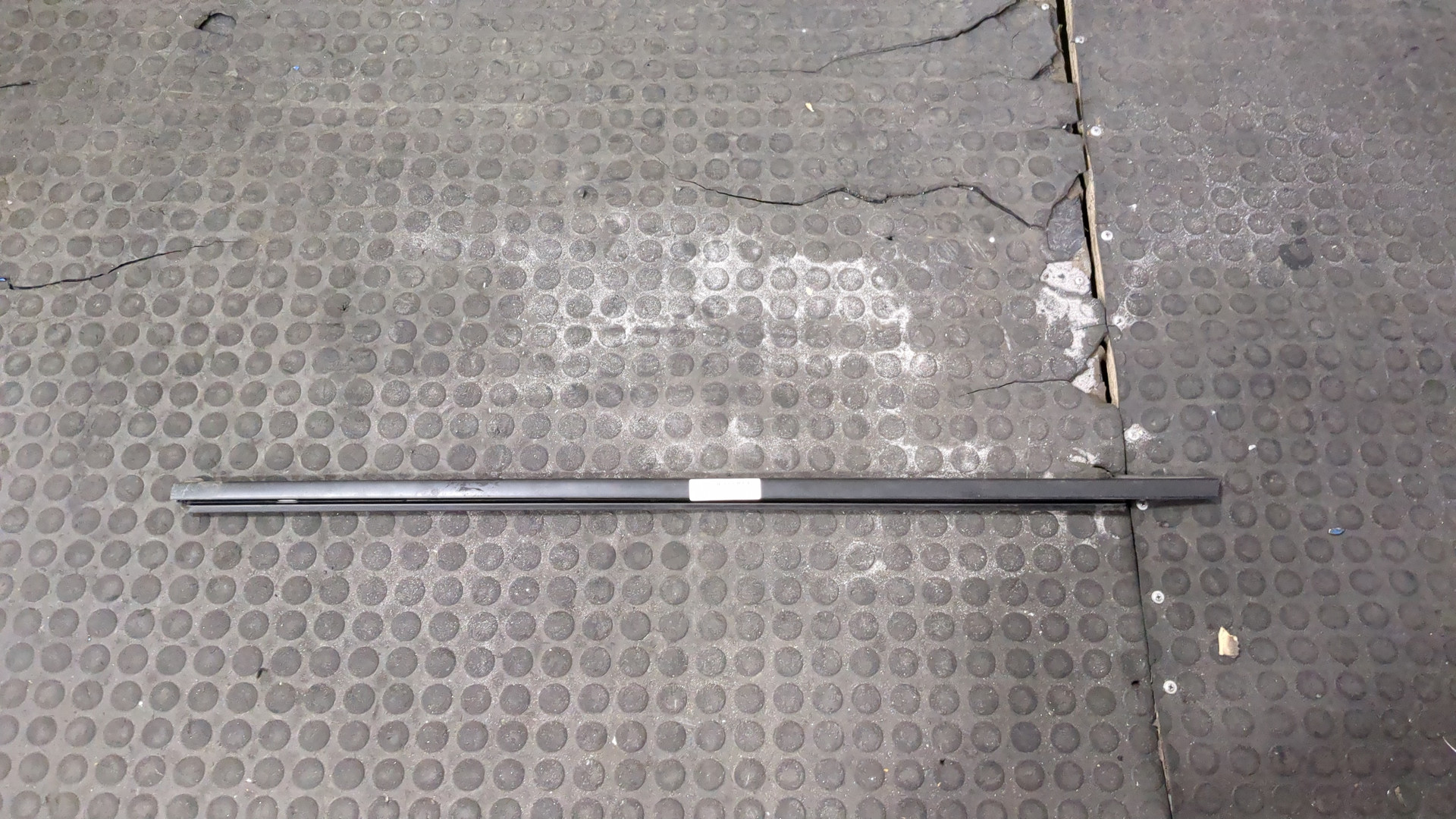 Накладка стекла переднего левого