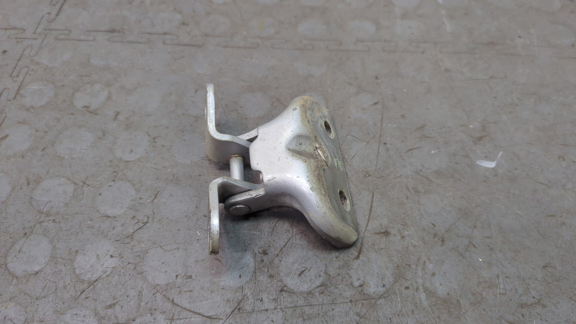 Петля двери