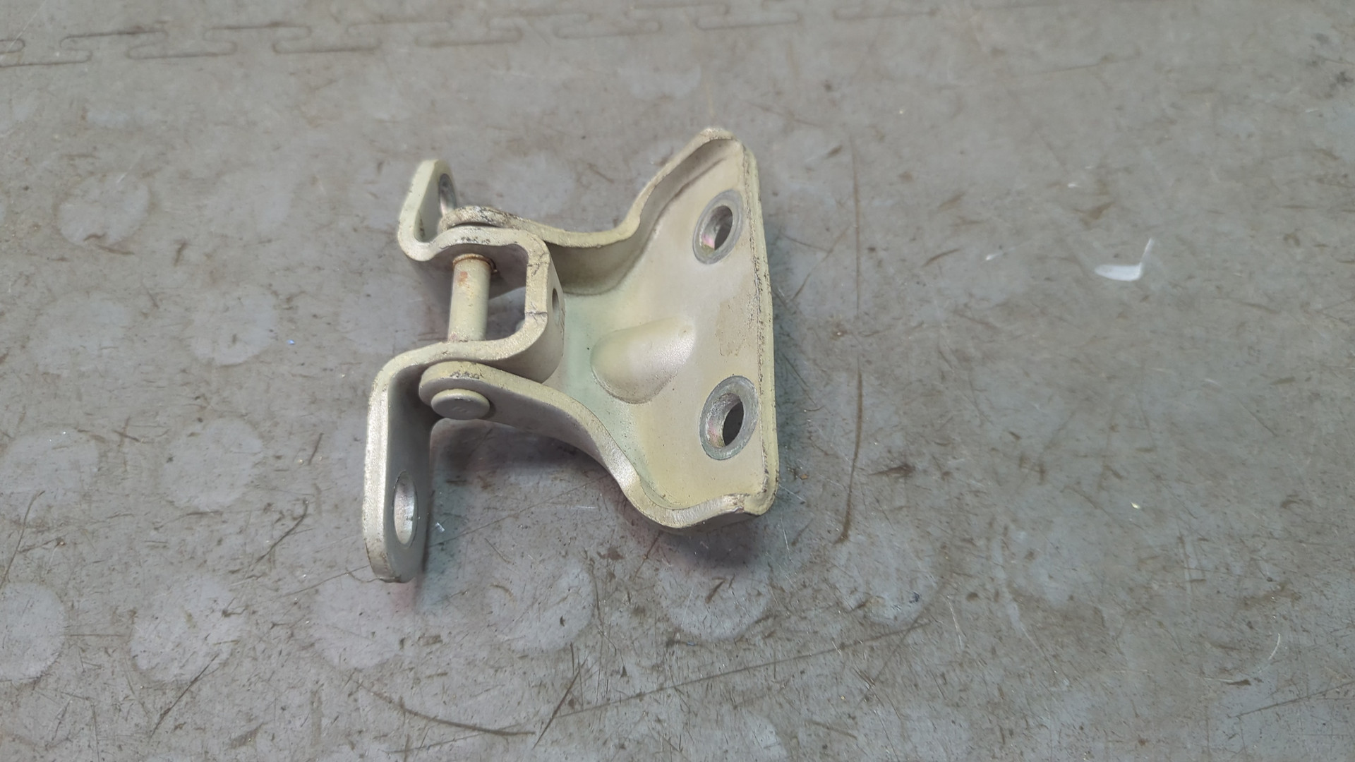 Петля двери